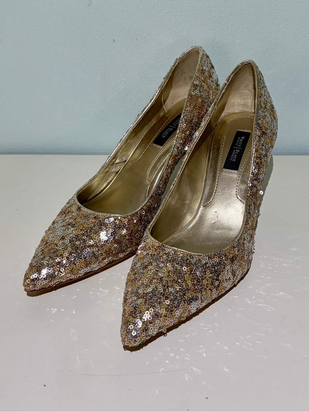 White House Black Market Gold Sequin Pointed Toe Leather Pump. Size 9